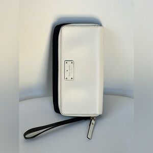 Kate Spade NY Women's Wristlet Wallet Clutch Zip Closure Black Off White Leather